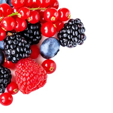 Berry karışımı beyaz bir arka plan üzerinde izole. Çeşitli taze meyveler.