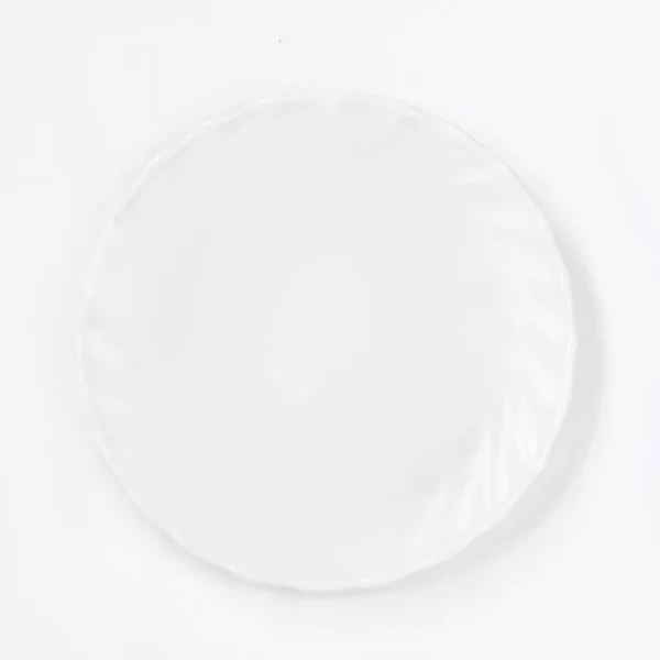 Weiße Platte auf weißem Hintergrund von oben. flache la — Stockfoto
