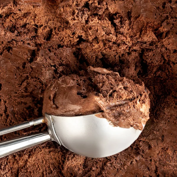 Csokoládé fagylalt lapát. Sötét kakaó fagylalt háttér vagy — Stock Fotó