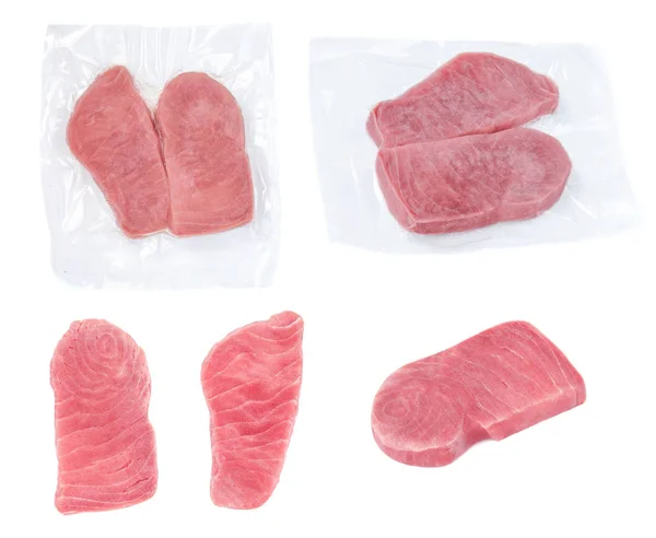 Gefrorenes Thunfisch-Steak in einer Vakuum-Plastikverpackung isoliert auf — Stockfoto