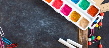  Okula geri dönelim. Siyah tebeşir panosunda okul malzemeleri