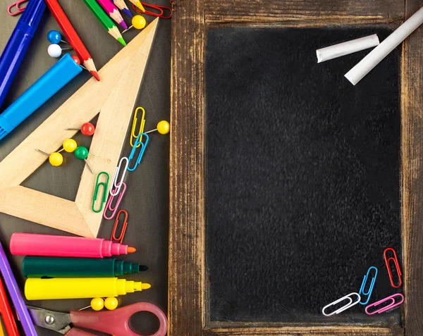 Schulbedarf auf schwarzem Hintergrund mit Schreibwaren. zurück — Stockfoto