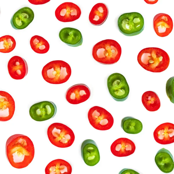 Červený chilli, vzor. Plátky kajenského pepře izolované na w — Stock fotografie
