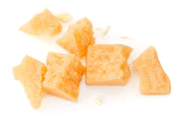 Pedaços de queijo parmesão isolados sobre fundo branco — Fotografia de Stock