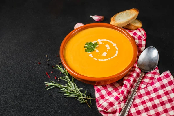 Siyah taş arka planda kabak ve havuç çorbası. Vejetaryen s