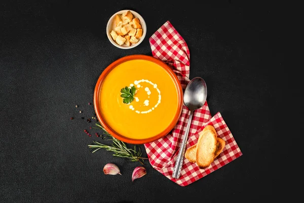 Soupe de citrouille sur fond sombre. Bol de crème de citrouille savoureuse donc — Photo