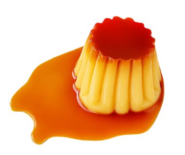 Karamel muhallebi puding beyaz bir arka plan üzerinde izole. Ev yapımı