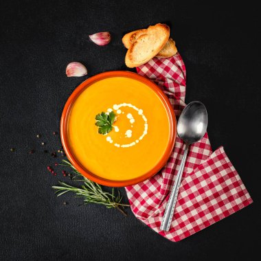 Koyu arka planda kabak çorbası. Lezzetli kabak krema kase çok