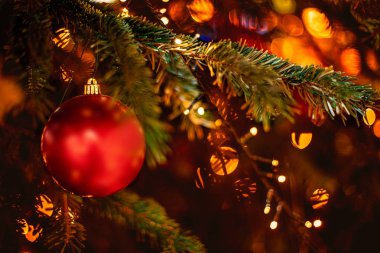 Altın kıvılcım ile bulanık arka plan üzerinde Süslenmiş Noel ağacı