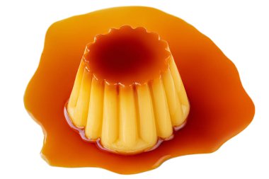 Karamel muhallebi puding beyaz bir arka plan üzerinde izole. Ev yapımı