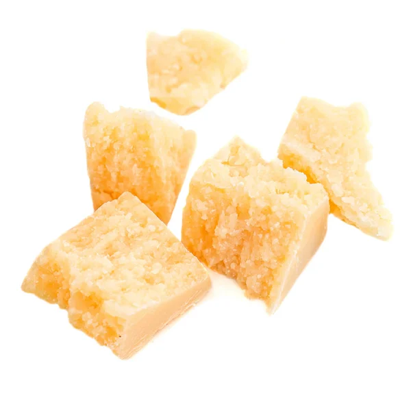 Pedaços de queijo parmesão isolados sobre fundo branco — Fotografia de Stock