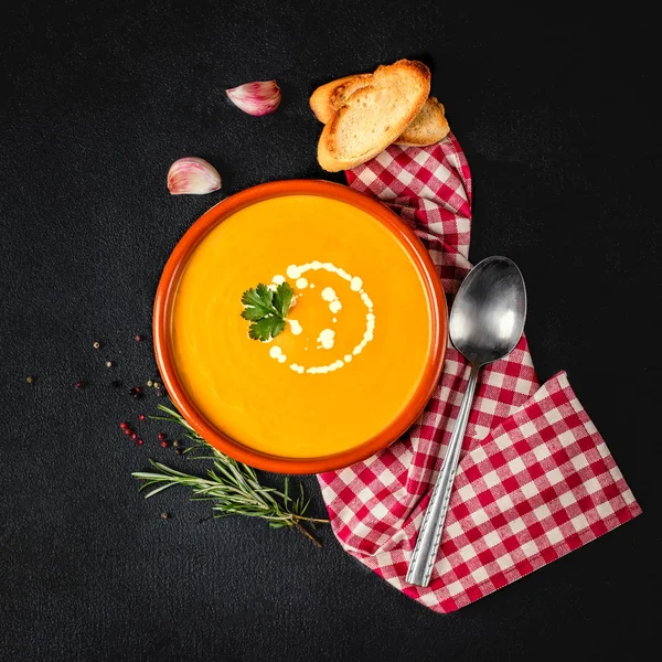 Pumpkin soup on dark background. Bowl of tasty pumpkin  cream so — Stock Photo, Image