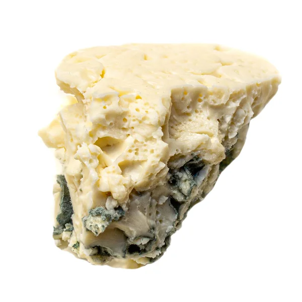 Stukje blauwe kaas. Gorgonzola kaas geïsoleerd op een witte BAC — Stockfoto