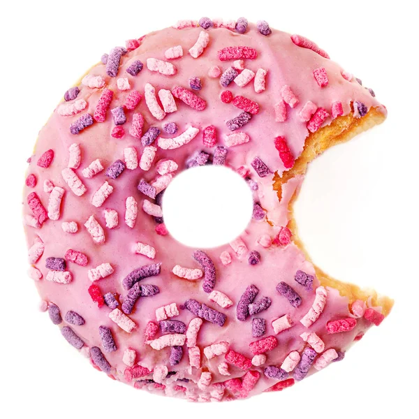 Harapta Pink fánk a Sprinkles egy falatot. Eper fánk — Stock Fotó