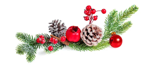 Ramo de árvore de Natal com bagas, cone de pinheiro e isola de bola vermelha — Fotografia de Stock