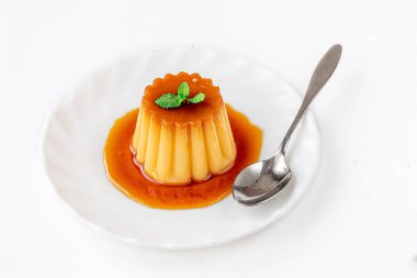 Beyaz bir backgroun izole karamel soslu Krem puding