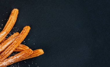 Siyah bir arka plan üzerinde Churro. Geleneksel İspanyol cusine. Churro