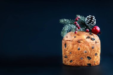 Noel pastası panettone. Lezzetli Noel pastası süslenmiş wi