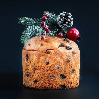 Noel pastası panettone. Lezzetli Noel pastası süslenmiş wi