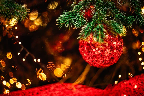 Soyut pırıl pırıl ışıklar ile Noel ağacı ve süslemeleri. 