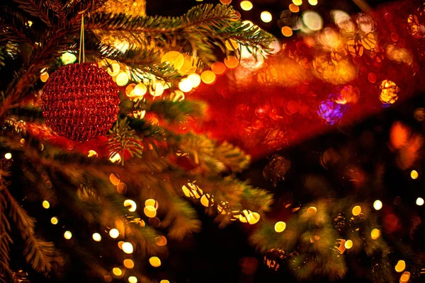 Geschmückter Weihnachtsbaum auf verschwommenem Hintergrund mit abstraktem Go — Stockfoto