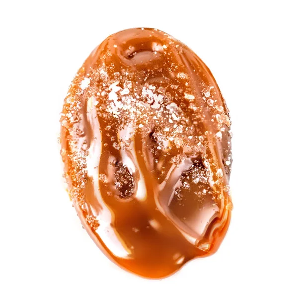 Tatlı karamel sos damla beyaz bir arka plan üzerinde izole. Dökülme