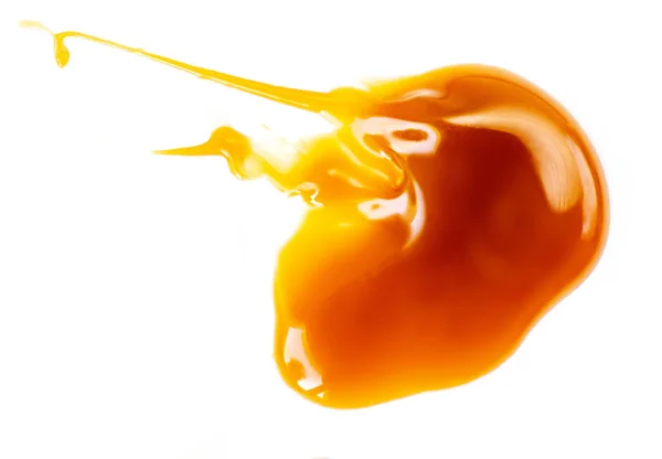 Gesmolten karamel saus geïsoleerd op een witte achtergrond. Gemorste kaart — Stockfoto