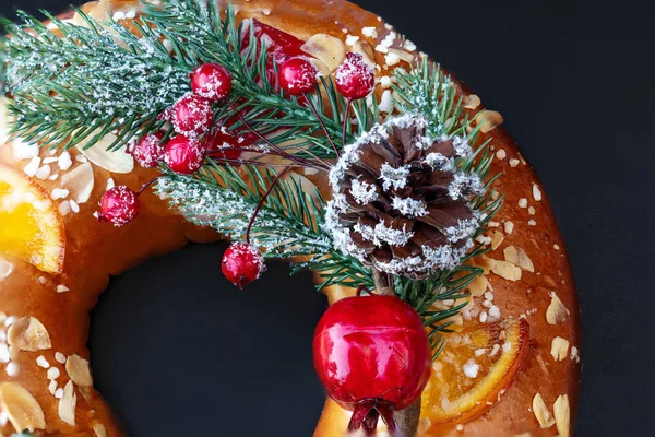 Torta di frutta natalizia decorata con ramo di abete, frui glassati — Foto Stock