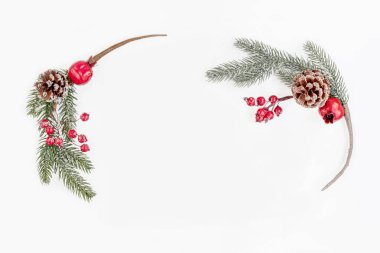 Köknar ağacı dalları ve kırmızı çilek ile Noel çelenk. Chri