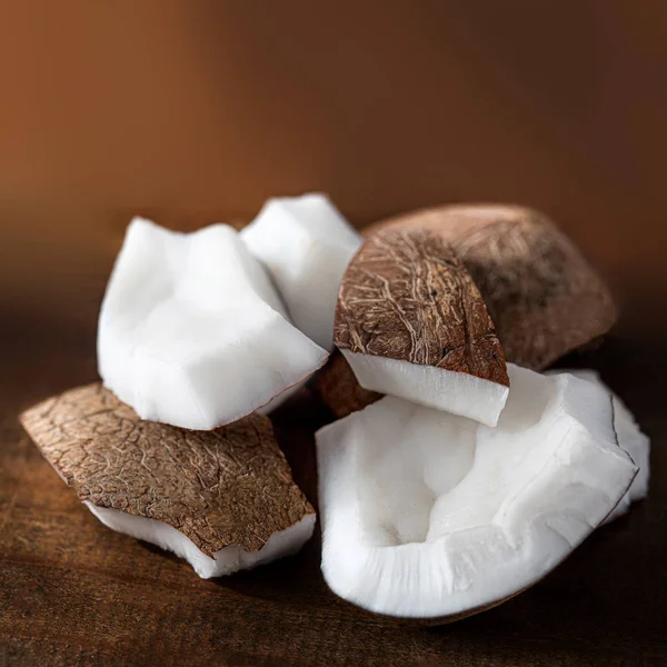 Trozos de coco sobre fondo de madera, top vie — Foto de Stock