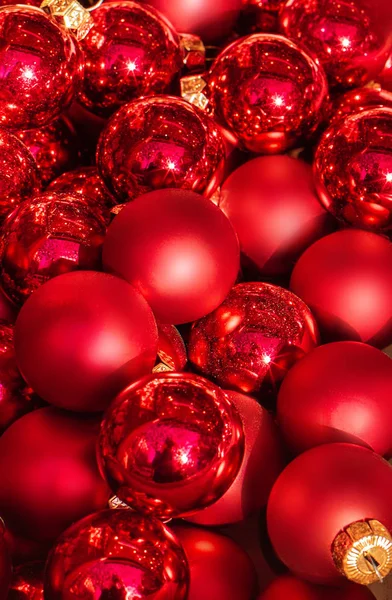 Pelotas rojas de Navidad en un mercado de Navidad. De cerca. Happ tradicional —  Fotos de Stock