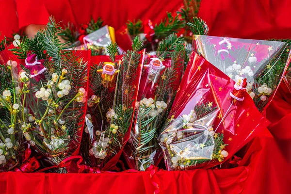 Regalos de Navidad con ramas de abeto, planta de muérdago y Xm — Foto de Stock
