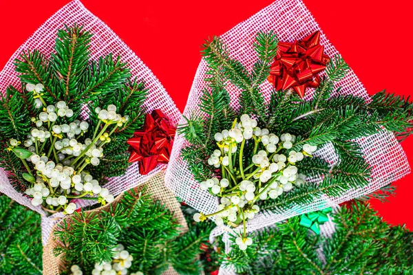 Regali di Natale con rami di abete, pianta di vischio e Xm — Foto Stock