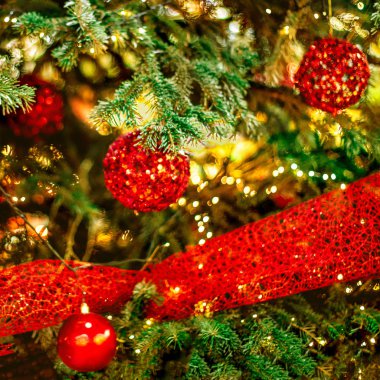 Kırmızı bauble asılı Noel ağacı ve Noel süslemeleri