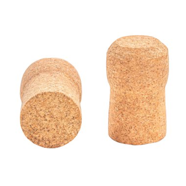 Beyaz arka planda izole edilmiş iki şarap mantarı. Yakın çekim