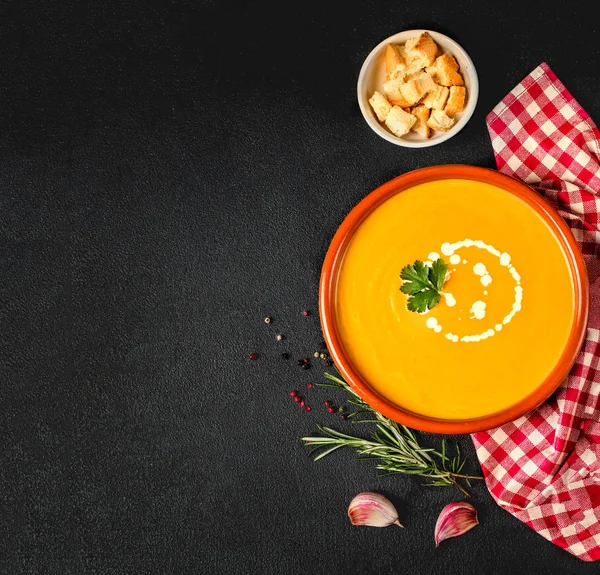 Pompoensoep op donkere achtergrond. Kom lekkere pompoen room dus — Stockfoto