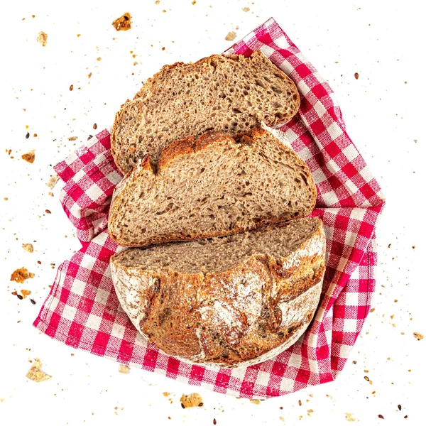 Dilimlenmiş ekşi hamur ekmek beyaz bir arka plan üzerinde izole. Ekmek cu — Stok fotoğraf