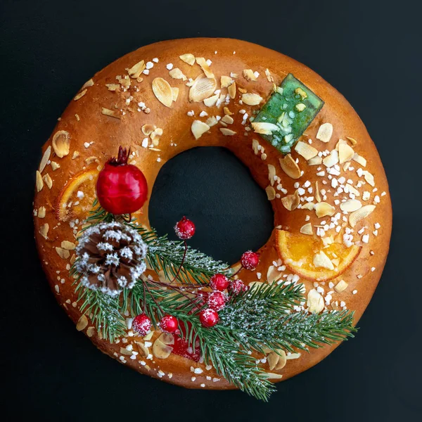 Torta di frutta rotonda di Natale decorata con ramo di abete, smalto — Foto Stock