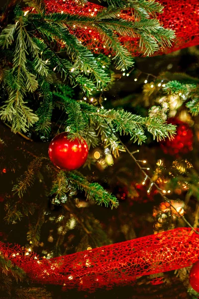 Weihnachtsbaum und Weihnachtsschmuck mit hängender roter Kugel — Stockfoto