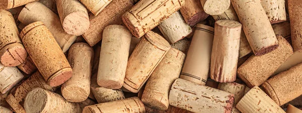 Padrão de rolhas de vinho. Várias rolhas de vinho de madeira como pano de fundo . — Fotografia de Stock