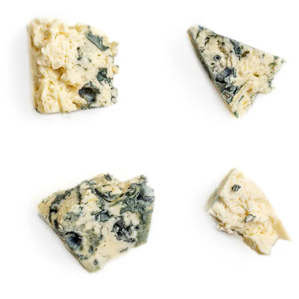 Sbírka modrých sýrových kousků. Vonící sýr izolovaný na — Stock fotografie