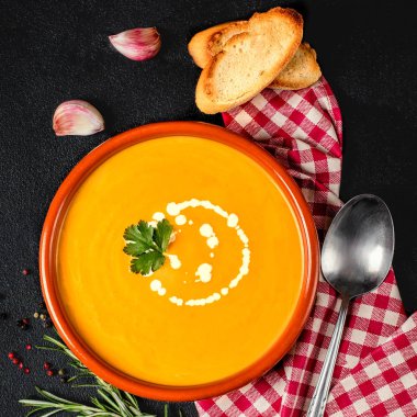 Koyu arka planda kabak çorbası. Lezzetli kabak krema kase çok