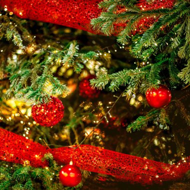 Kırmızı bauble asılı Noel ağacı ve Noel süslemeleri