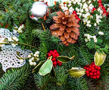 Köknar ağacı dallarından, ökseotu bitkisinden yapılmış Noel arkaplanı,