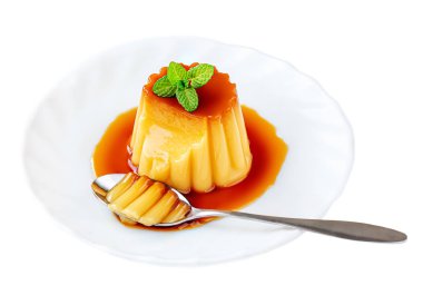 Kremalı karamel, flan, veya tatlı şuruplu karamel pudingi ve mi