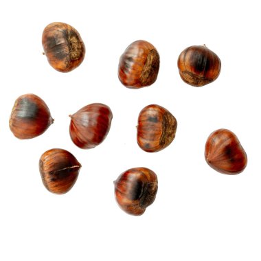 Kestaneler beyaz arka planda izole edilmiş. Çeşit çeşit kızarmış tatlı 