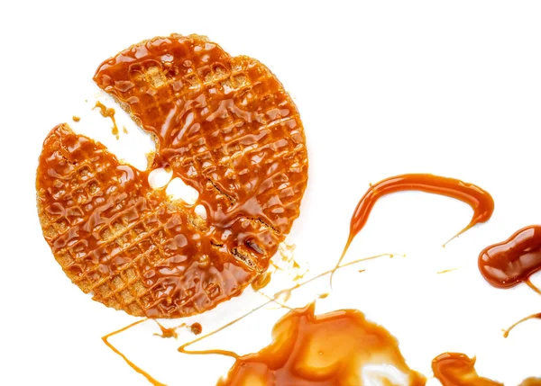 Karamel dunne ronde wafel met karamelsaus geïsoleerd op witte b — Stockfoto