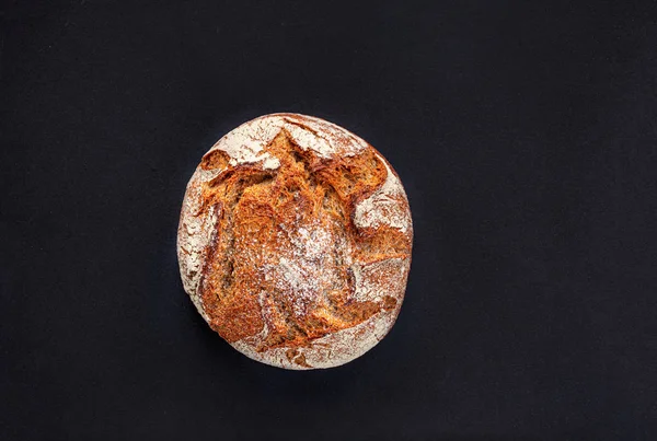 Siyah arka planda Ekşi hamur ekmeği. Taze pişmiş ekmek yakın 