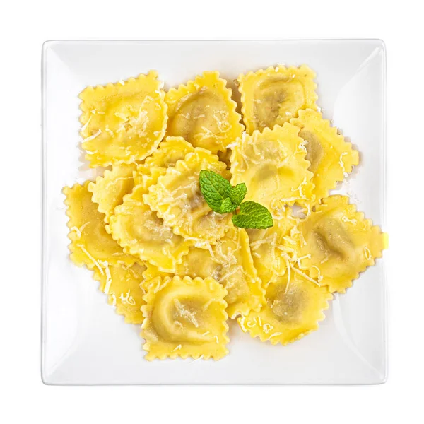 Ravioli isolerad på vit bakgrund. Beredd italiensk ravioli — Stockfoto