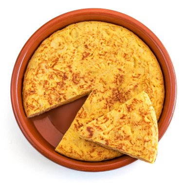 Beyaz arka planda yumurtalı ve patatesli omlet. Dur.